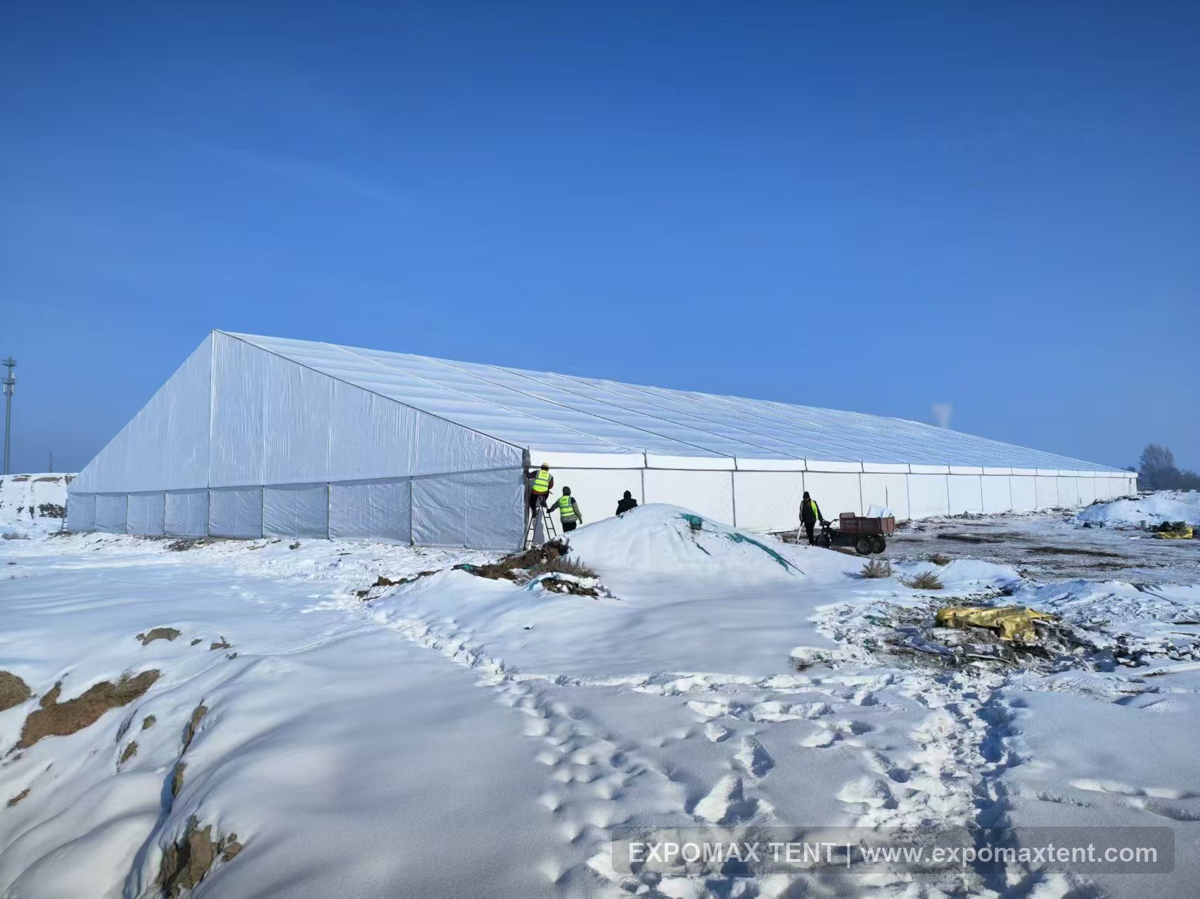 Large-span tent installed in snowy weather conditions
