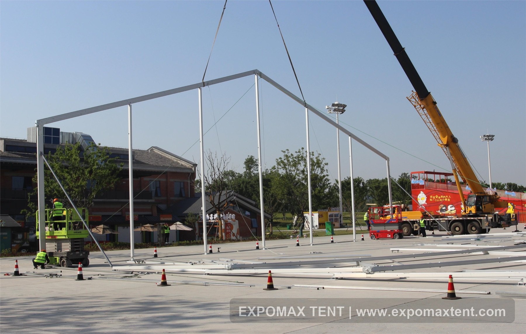Main frame lifting for exhibition tent